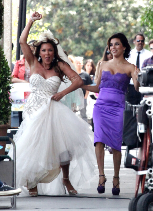 Eva Longoria et Vanessa Williams en robe de mariée sur le tournage de la huitième saison de Desperate Housewives, le 18 avril 2012 à Los Angeles