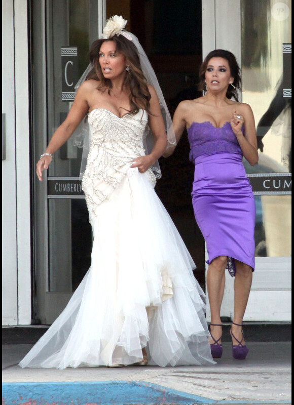 Eva Longoria et Vanessa Williams en robe de mariée sur le tournage de la huitième saison de Desperate Housewives, le 18 avril 2012 à Los Angeles