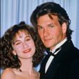 Jennifer Grey et le défunt Patrick Swayze, partenaires à l'écran et amis dans la vie, lors des Oscars en avril 1988.