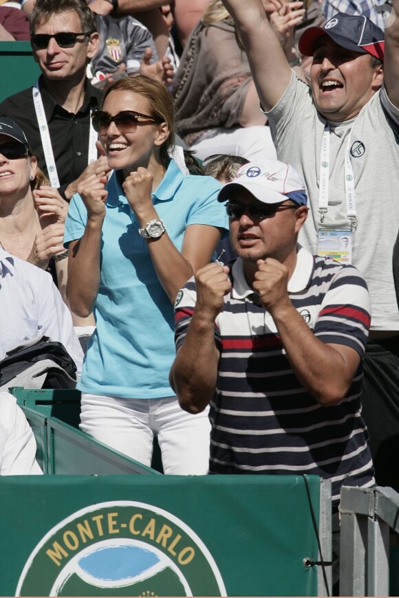 Jelena Ristic à fond derrière son chéri Novak Djokovic lors de sa demi-finale contre Berdych au Rolex Masters 1000 de Monte-Carlo, à Roquebrune-Cap-Martin, le 21 avril 2012.