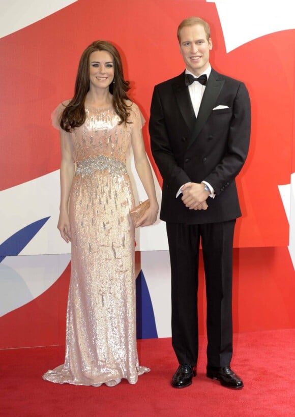 Le prince William et Kate Middleton, duc et duchesse de Cambridge, ou plutôt leurs doubles de cire au musée Madame Tussauds de Blackpool.