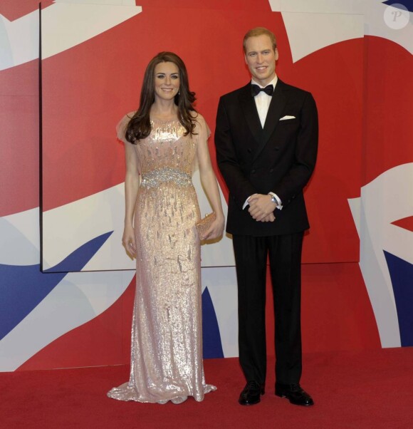 Le prince William et Kate Middleton, duc et duchesse de Cambridge, ou plutôt leurs doubles de cire au musée Madame Tussauds de Blackpool.