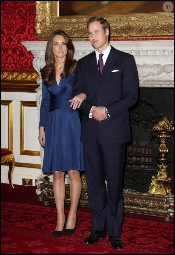 Le prince William et Kate Middleton lors de l'annonce de leurs fiançailles le 16 novembre 2010. Kate porte une robe Issa bleu saphir, assortie à sa bague de fiançailles.