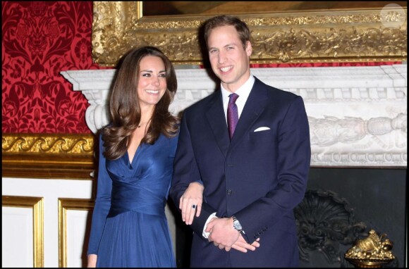 Le prince William et Kate Middleton lors de l'annonce de leurs fiançailles le 16 novembre 2010. Kate porte une robe Issa bleu saphir, assortie à sa bague de fiançailles.