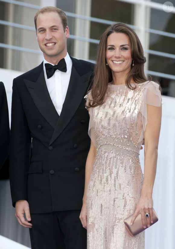 Kate Middleton avec le prince William au 10e gala annuel de l'ARK, en juin 2011. La duchesse de Cambridge porte une robe Jenny Packham.