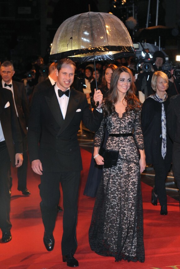 Kate Middleton avec le prince William à la première de War Horse à Londres, en janvier 2012. La duchesse de Cambridge porte une robe Alice Temperley.