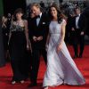 Kate Middleton avec le prince William à la soirée des Baftas organisée à Hollywood en leur honneur, en juillet 2011. La duchesse de Cambridge porte une robe Alexander McQueen.
