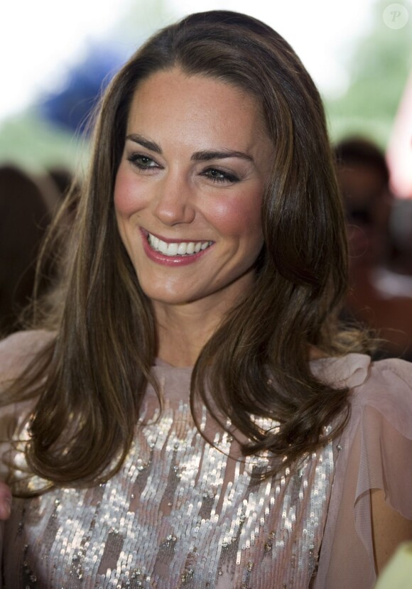 Kate Middleton avec le prince William au 10e gala annuel de l'ARK, en juin 2011. La duchesse de Cambridge porte une robe Jenny Packham.
