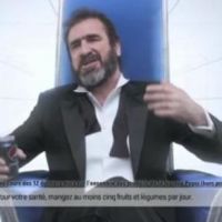 Eric Cantona : La star s'installe dans un frigo et tombe le noeud pap'