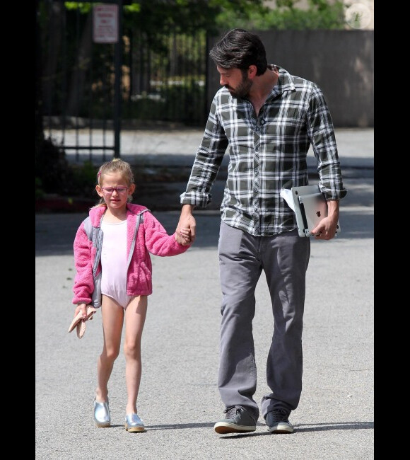 Ben Affleck emmène sa fille Violet à son cours de danse, à Los Angeles, le 21 avril 2012