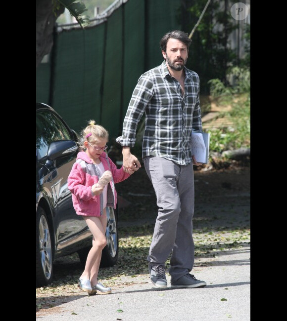 Ben Affleck, en bon père, emmène sa fille Violet à son cours de danse, à Los Angeles, le 21 avril 2012
