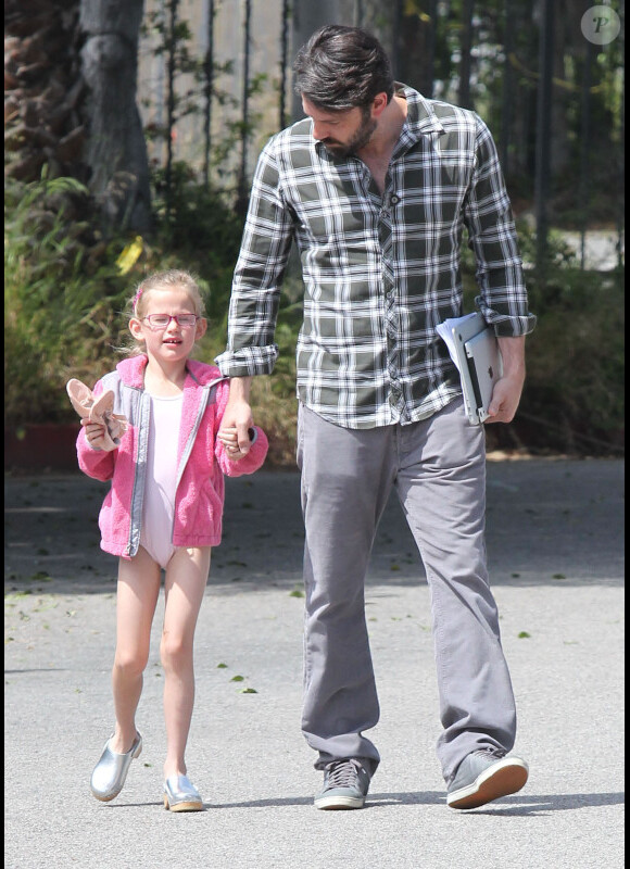Ben Affleck va chercher la très mignonne Violet à son cours de danse, à Los Angeles, le 21 avril 2012