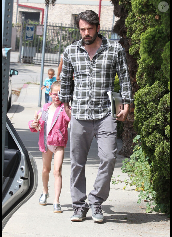 Ben Affleck, barbu, va chercher son adorable Violet à son cours de danse, à Los Angeles, le 21 avril 2012