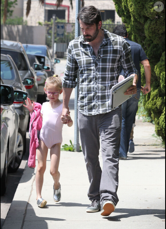 Ben Affleck va chercher son adorable Violet à son cours de danse, à Los Angeles, le 21 avril 2012
