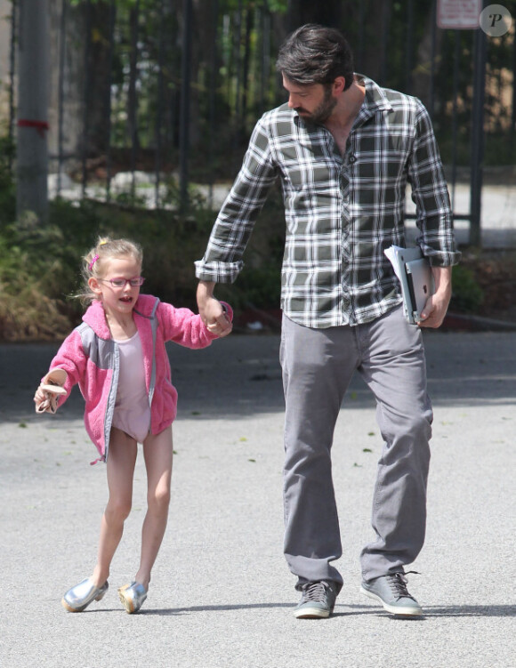 Ben Affleck va chercher son adorable Violet à son cours de danse, à Los Angeles, le 21 avril 2012