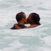 Naomi Campbell et son chéri Vladislav Doronin s'embrassent dans l'eau à Miami le 14 avril 2012