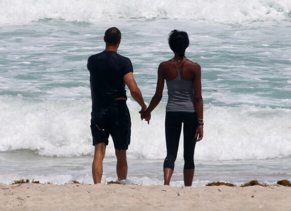 Naomi Campbell et son chéri Vladislav Doronin entrent dans l'eau à Miami le 14 avril 2012
