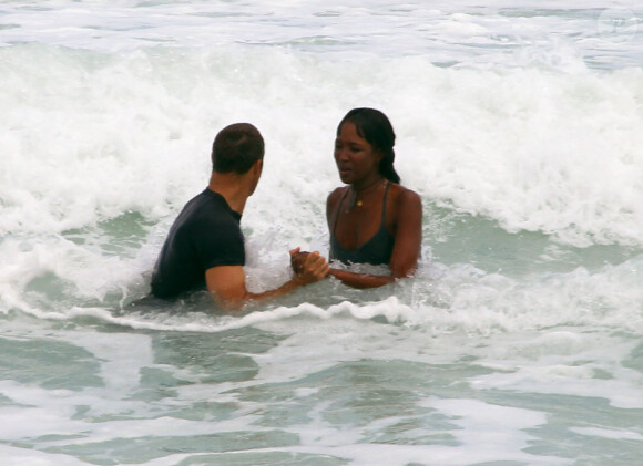 Naomi Campbell et son chéri Vladislav Doronin se baignent à Miami le 14 avril 2012