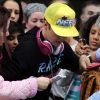 Branle-bas de combat pour Justin Bieber à son arrivée à Londres, assailli par les photographes et des fans en furie. Le 23 avril 2012.