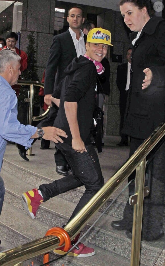 Arrivée extrêmement chahutée pour Justin Bieber à Londres, le 23 avril 2012.