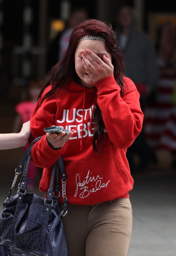 Les fans en larmes après avoir aperçu Justin Bieber à son arrivée à Londres, le 23 avril 2012.