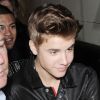 Sortie compliquée pour Justin Bieber qui était de passage dans les studios de Kiss FM à Londres, le 24 avril avril 2012.