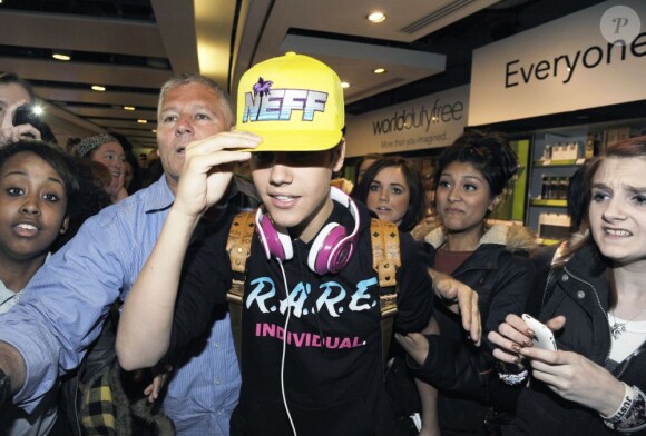 Branle-bas de combat pour Justin Bieber à son arrivée à Londres, assailli par les photographes et des fans en furie. Le 23 avril 2012.