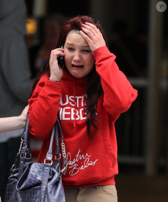Une jeune fille en larmes après avoir aperçu Justin Bieber à son arrivée à Londres, le 23 avril 2012.