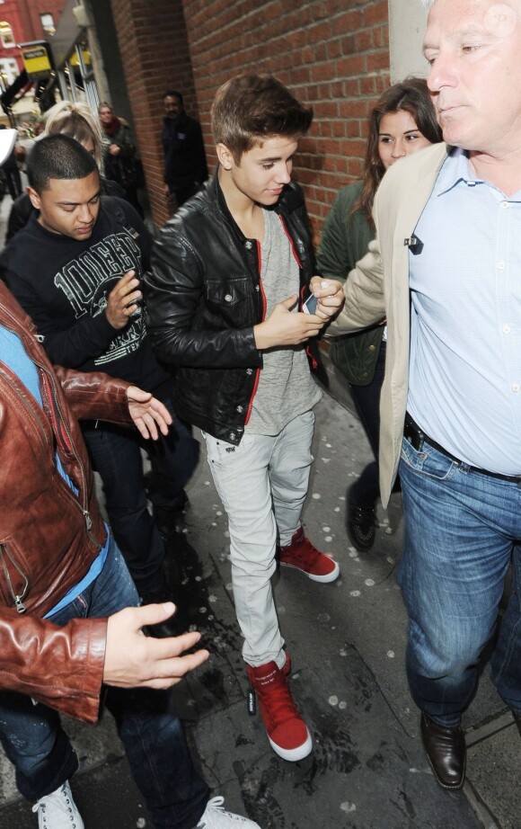 Justin Bieber arrive à la station Kiss FM à Londres, le 24 avril 2012.