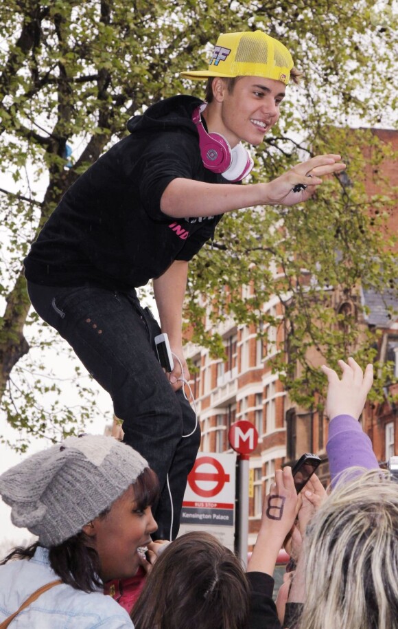 Justin Bieber salue ses fans à l'entrée de son hôtel à Londres, le 23 avril 2012.