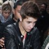 Justin Bieber arrive sous bonne escorte dans les studios de Kiss FM à Londres, le 24 avril 2012.