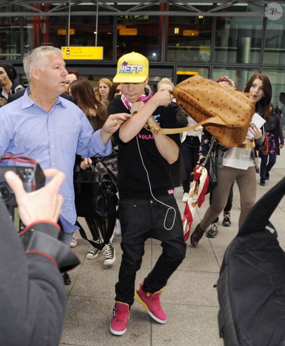 Arrivée extrêmement chahutée pour Justin Bieber à Londres, le 23 avril 2012.