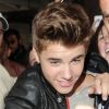 Sortie compliquée pour Justin Bieber qui était de passage dans les studios de Kiss FM à Londres, le 24 avril avril 2012.