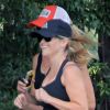 Reese Witherspoon, enceinte, fait un footing à Brentwood avec une amie, le 24 avril 2012
