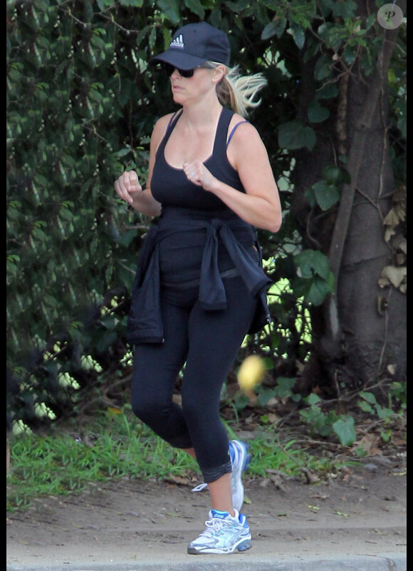 Reese Witherspoon, enceinte, fait un footing à Brentwood avec une amie, le 24 avril 2012