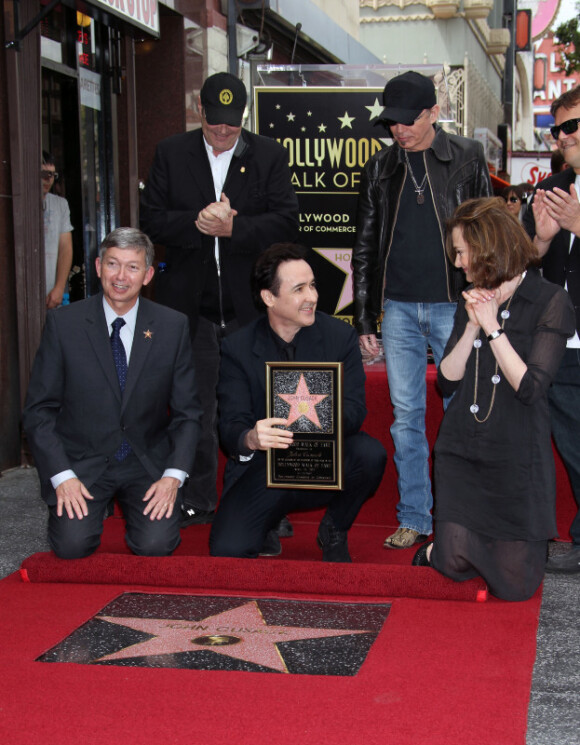 Entouré de sa soeur John Cusack et de ses amis Dan Aykroyd, Billy Bob Thornton et Jack Black, John Cusack reçoit son étoile sur le Walk Of Fame d'Holywood Boulevard à Los Angeles, le 24 avril 2012.