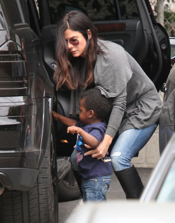 Sandra Bullock part chercher son fils Louis à l'école, le mardi 24 avril, à Los Angeles.