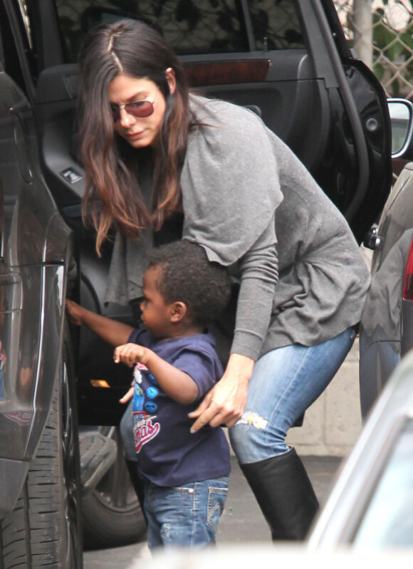 Sandra Bullock part chercher son fils Louis à l'école, le mardi 24 avril, à Los Angeles.