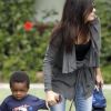 Sandra Bullock tient son fils Louis par la main, le mardi 24 avril 2012, à Los Angeles.