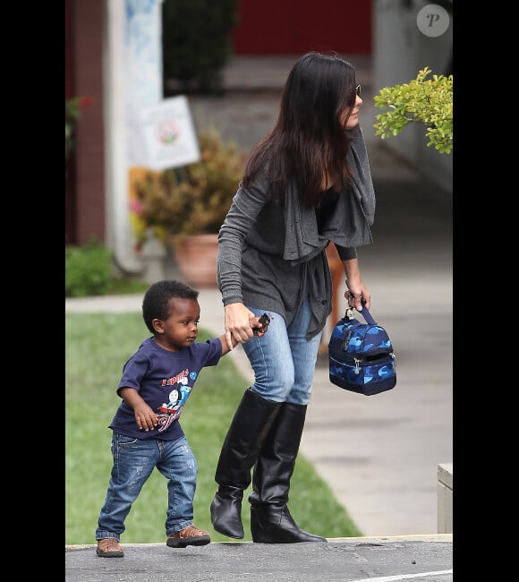 Sandra Bullock en compagnie son fils Louis, le mardi 24 avril 2012, à Los Angeles.