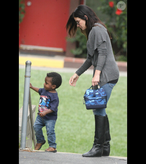 Sandra Bullock va chercher son fils Louis à l'école, le mardi 24 avril 2012, à Los Angeles.