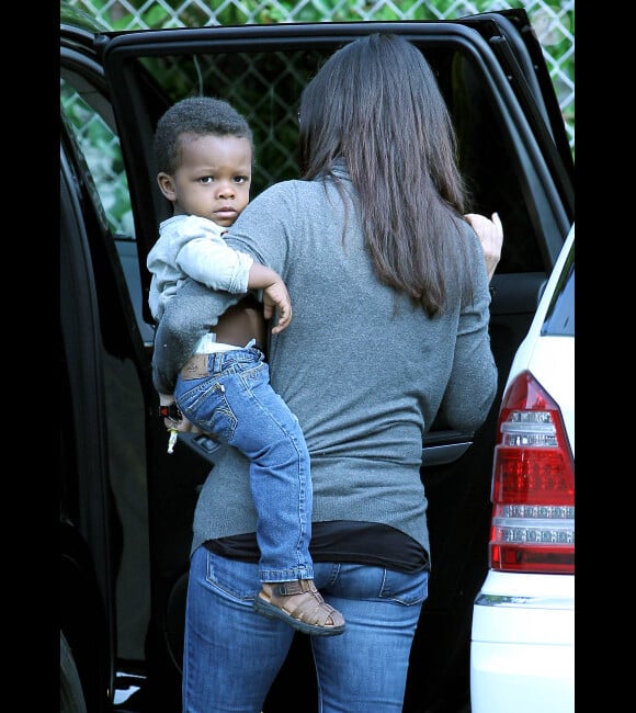 Sandra Bullock va chercher son fils Louis à l'école, le mardi 24 avril 2012, à Los Angeles.