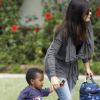 Sandra Bullock complètement dévouée à son fils Louis à l'école, le mardi 24 avril 2012, à Los Angeles.