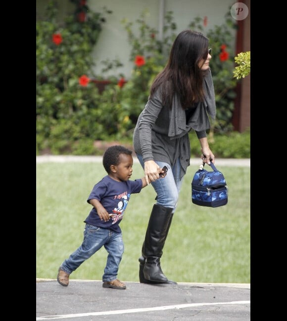 Sandra Bullock complètement dévouée à son fils Louis à l'école, le mardi 24 avril 2012, à Los Angeles.