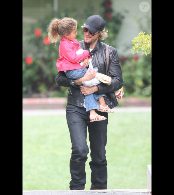 Gabriel Aubry et sa fille Nahla à la sortie de l'école, le 24 avril 2012 à Los Angeles.