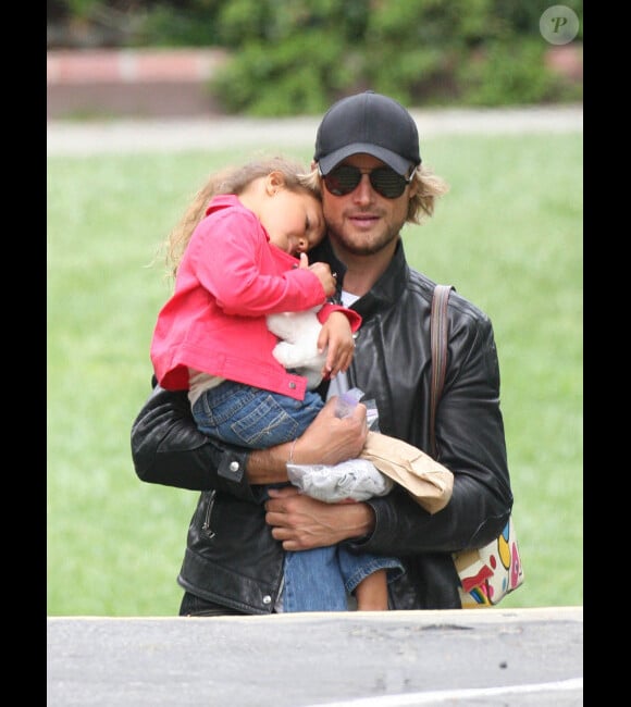 Gabriel Aubry et sa fille, l'adorable Nahla, à la sortie de l'école, le 24 avril 2012 à Los Angeles.