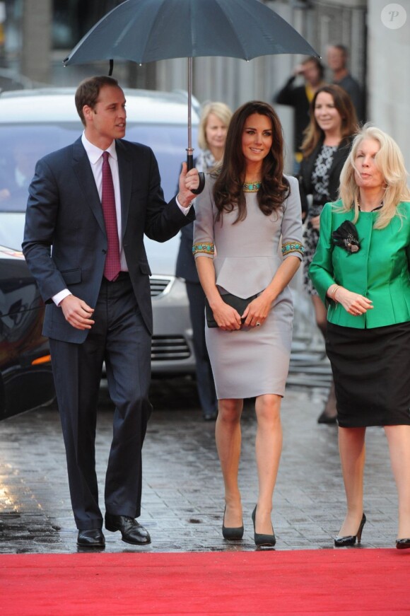 Le prince William et Kate Middleton, accueillis par Amanda Neville, honoraient à Londres le 25 avril 2012 la première du documentaire African Cats réalisé par Guy Ritchie et narrée par Patrick Stewart au profit du Tusk Trust dont le prince de Galles est le parrain.