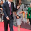Le prince William et Kate Middleton, accueillis par Amanda Neville, honoraient à Londres le 25 avril 2012 la première du documentaire African Cats réalisé par Guy Ritchie et narrée par Patrick Stewart au profit du Tusk Trust dont le prince de Galles est le parrain.