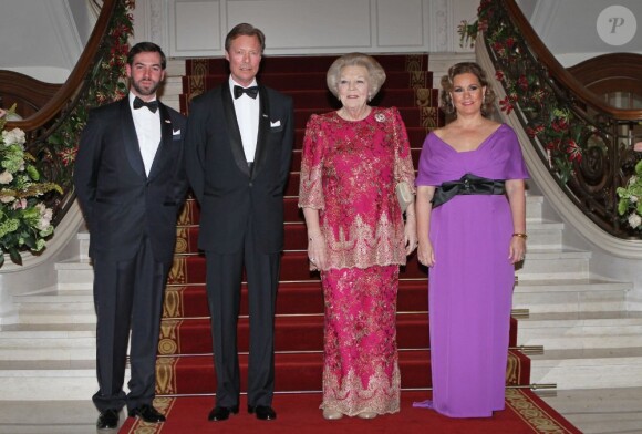 Le prince Guillaume, grand-duc héritier de Luxembourg, assiste depuis plusieurs années ses parents, le grand-duc Henri de Luxembourg et son épouse la grande-duchesse Maria Teresa, comme ici lors d'une visite officielle aux Pays-Bas, du 20 au 22 mars 2012.