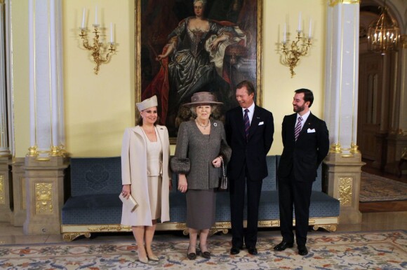 Le prince Guillaume, grand-duc héritier de Luxembourg, assiste depuis plusieurs années ses parents, le grand-duc Henri de Luxembourg et son épouse la grande-duchesse Maria Teresa, comme ici lors d'une visite officielle aux Pays-Bas, du 20 au 22 mars 2012.